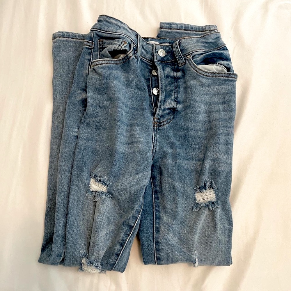DISTRESSED MOM JEANS